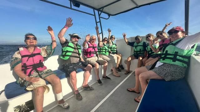 From Puntarenas: Isla Tortuga Full-Day All included tour — Guided tour and outdoor activity
