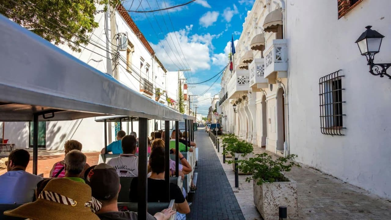 Santo Domingo Sightseeing Tour with Lunch — Guided tour and outdoor activity