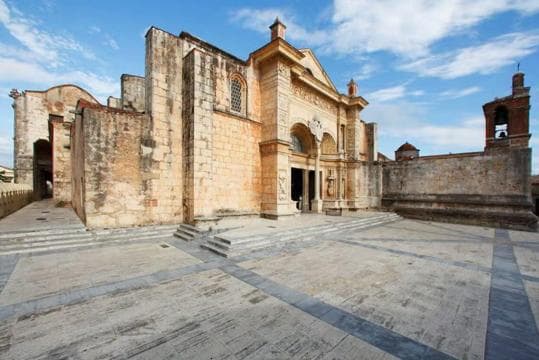 Zona Colonial: Recorrido Histórico con Chocolate y Mamajuana — Guided tour and outdoor activity
