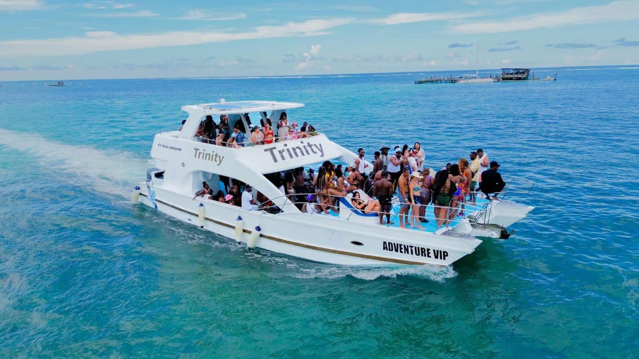 Memorable Nightlife Experience in Punta Canaās Top Club ā Guided tour and outdoor activity