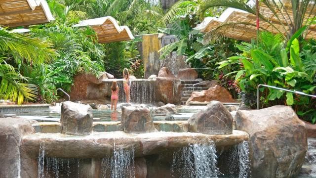 San Jose: Arenal Hanging Bridges & Baldi Hot Springs Tour — Guided tour and outdoor activity
